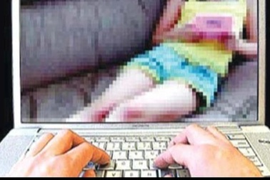 Tiết lộ xem cảnh nóng cùng con, người mẹ bị "ném đá" tơi tả