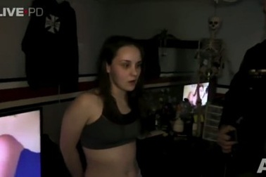 Cô gái ăn mặc thiếu vải bị cảnh sát bắt ngay lúc đang xem phim sex